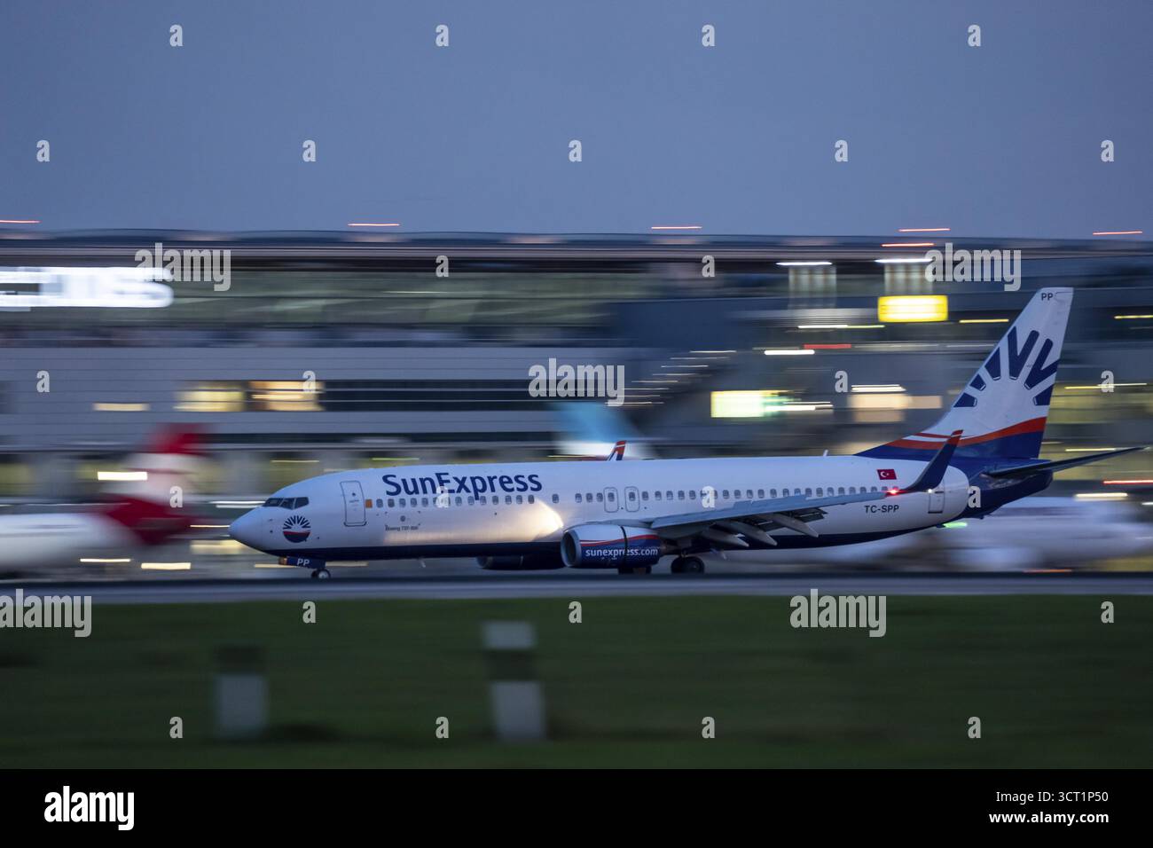 SunExpress Boeing 737, Landung am Flughafen Düsseldorf, Nordrhein-Westfalen Stockfoto