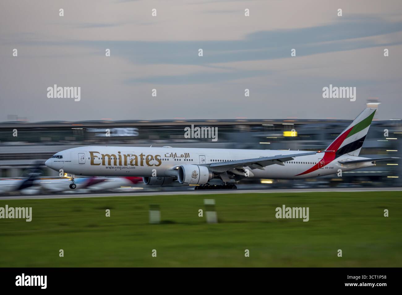 Emirates Boeing 777-300, landet am Flughafen Düsseldorf, Nordrhein-Westfalen Stockfoto