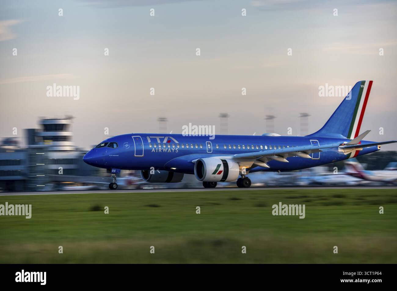 ITA Airways Airbus A220 landet am Flughafen Düsseldorf, Nordrhein-Westfalen Stockfoto