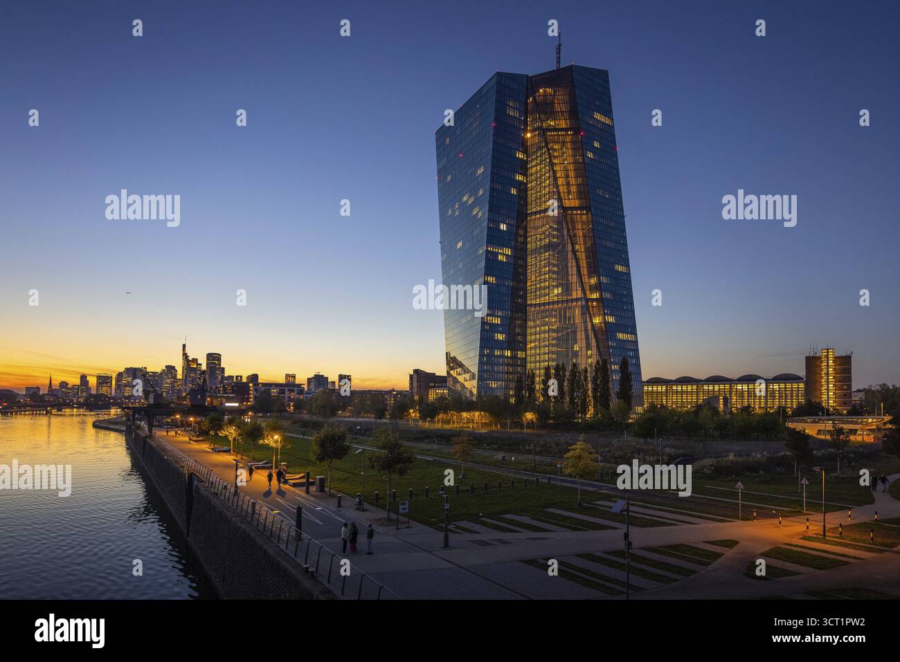 Die Lichter der Europäischen Zentralbank (EZB) und der Frankfurter Bankenlandschaft leuchten am Abend, Osthafen, Frankfurt am Main, Hessen Stockfoto