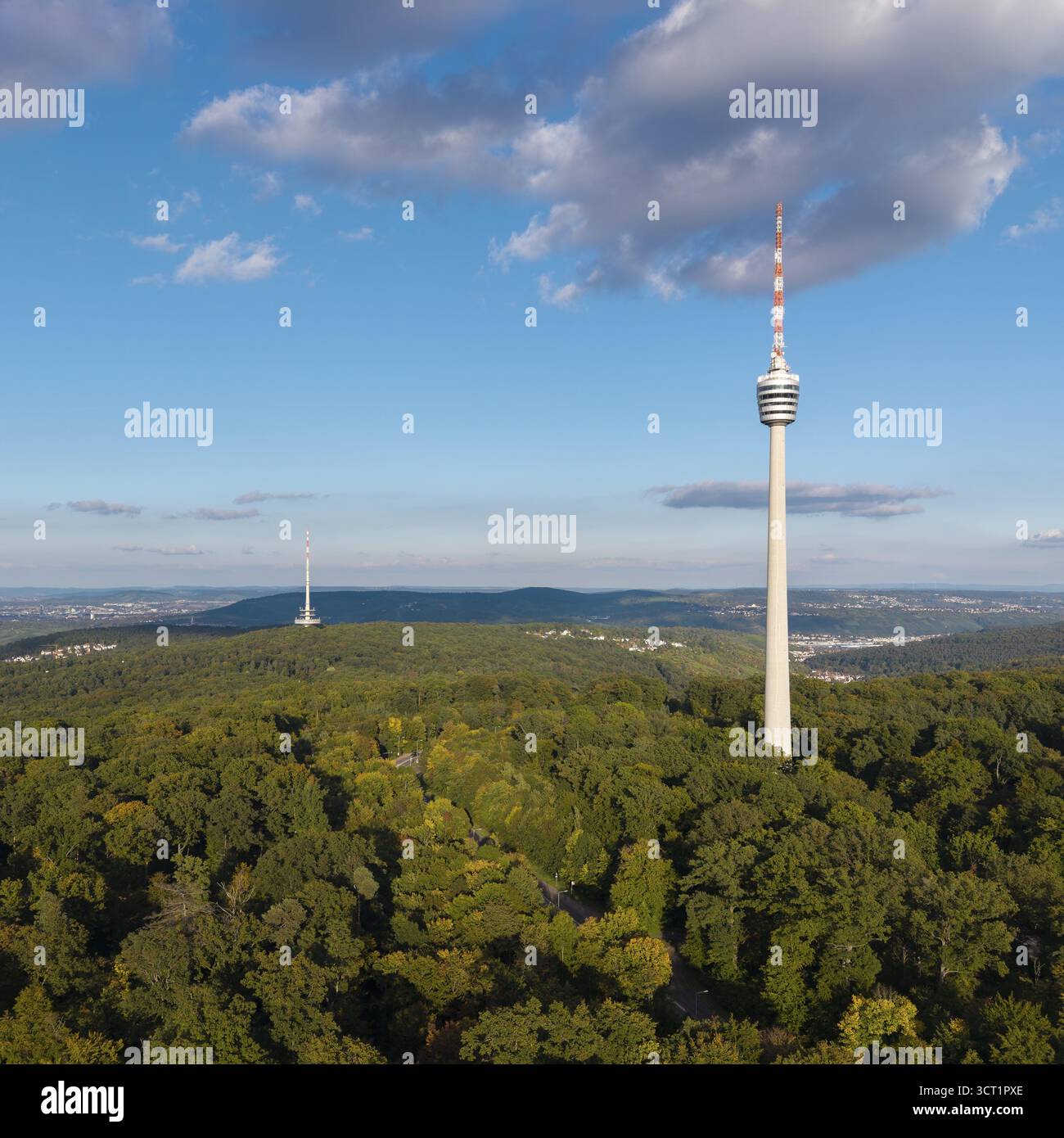 Blick auf den Fernsehturm über einem grünen Wald unter blauem Himmel mit weichen Wolken, Stuttgart-Degerloch, Baden-Württemberg, Deutschland Stockfoto