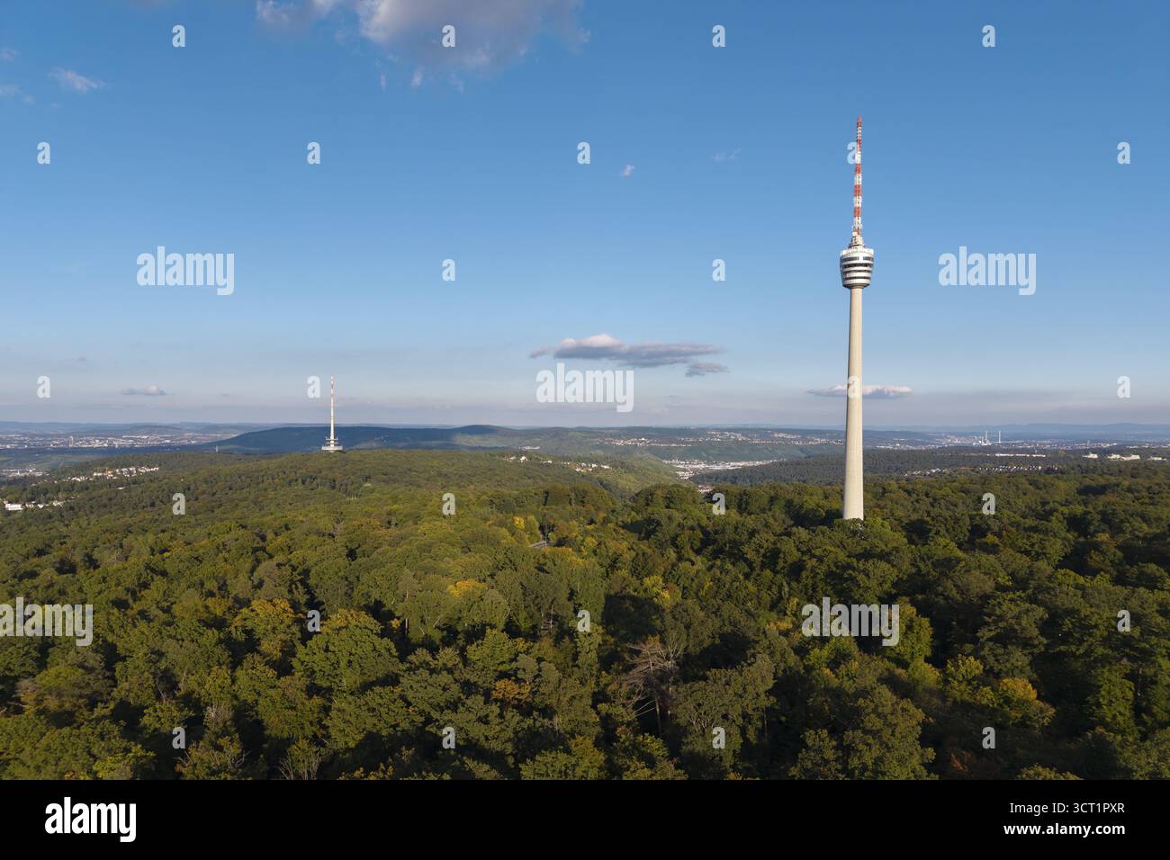 Erhabener Fernsehturm über einer grünen Waldlandschaft mit blauem Himmel und Wolken, Stuttgart-Degerloch, Baden-Württemberg, Deutschland Stockfoto