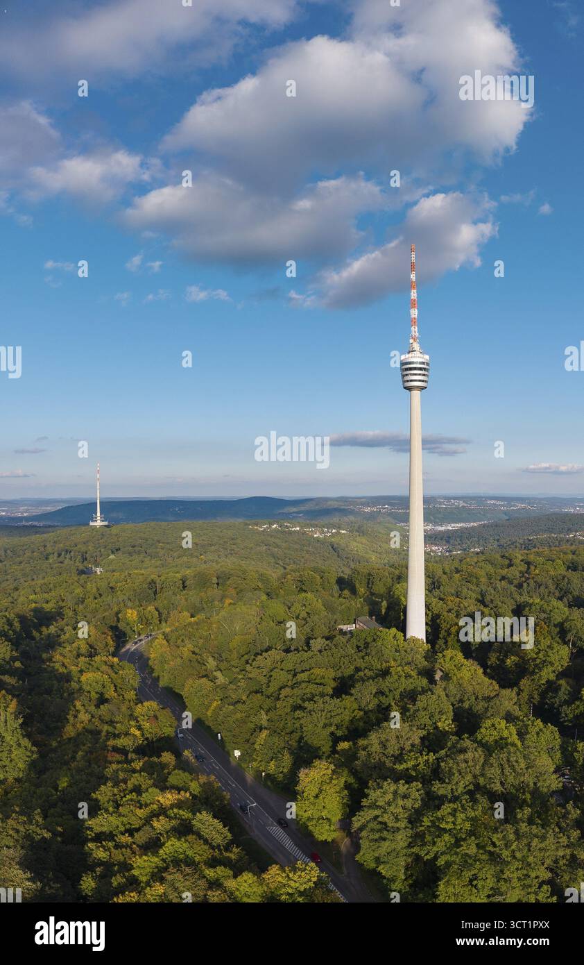 Blick auf einen Fernsehturm über einem dichten Wald, umgeben von weichen Wolken am Himmel, Stuttgart-Degerloch, Baden-Württemberg, Deutschland Stockfoto