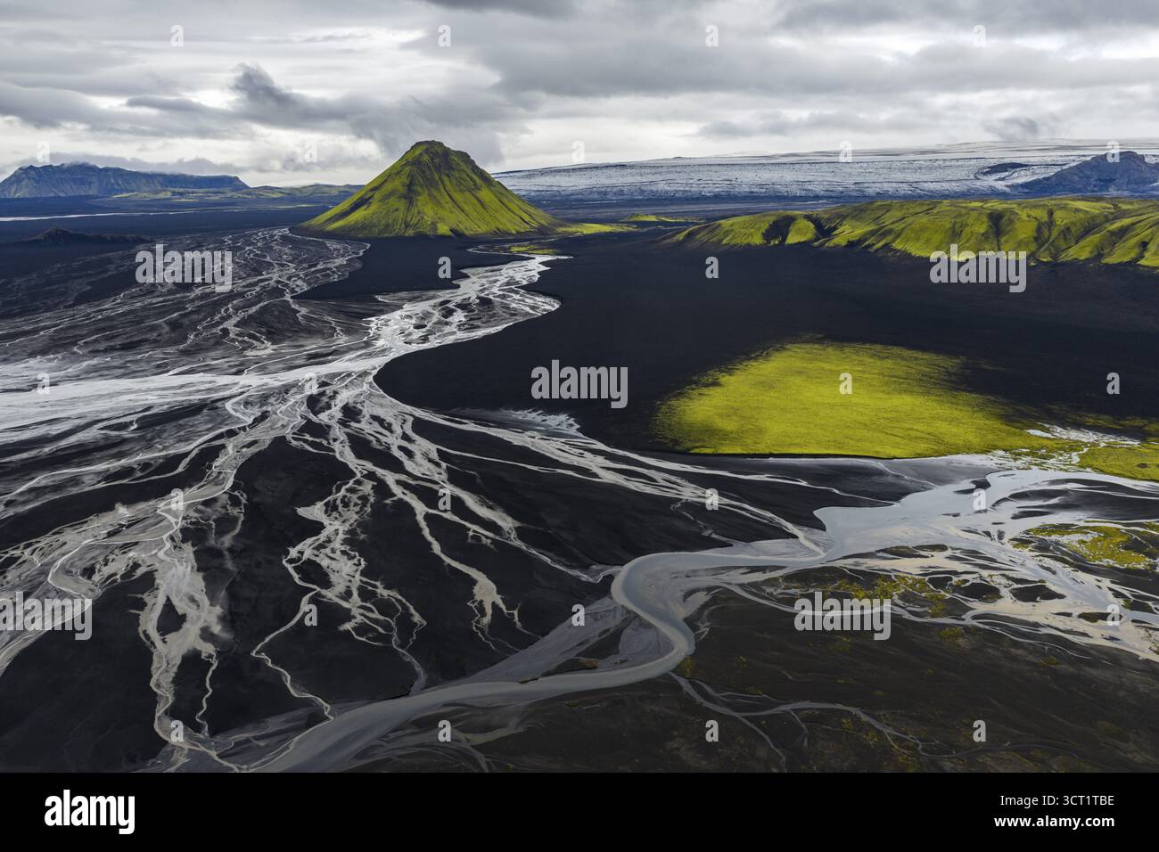 Moosbedeckter Berg Maelifell, Maelifell, hinter dem Gletscher Myrdalsjoekull, isländisches Hochland, Island Stockfoto