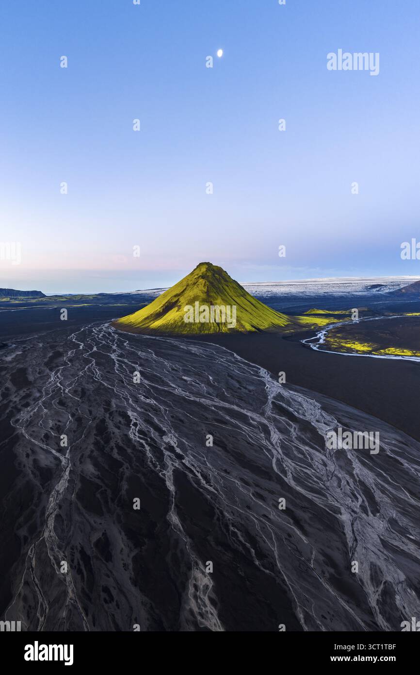 Moosbedeckter Berg Maelifell, Maelifell, hinter dem Gletscher Myrdalsjoekull, isländisches Hochland, Island Stockfoto