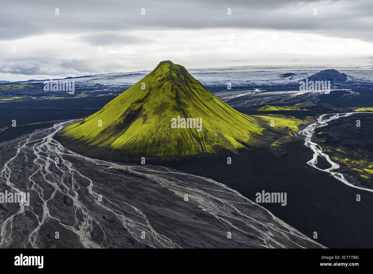 Moosbedeckter Berg Maelifell, Maelifell, hinter dem Gletscher Myrdalsjoekull, isländisches Hochland, Island Stockfoto