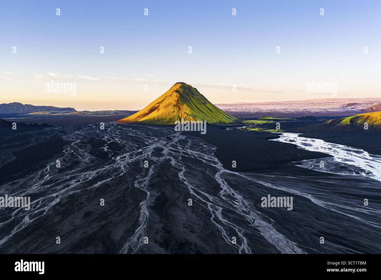 Moosbedeckter Berg Maelifell, Maelifell, hinter dem Gletscher Myrdalsjoekull, isländisches Hochland, Island Stockfoto
