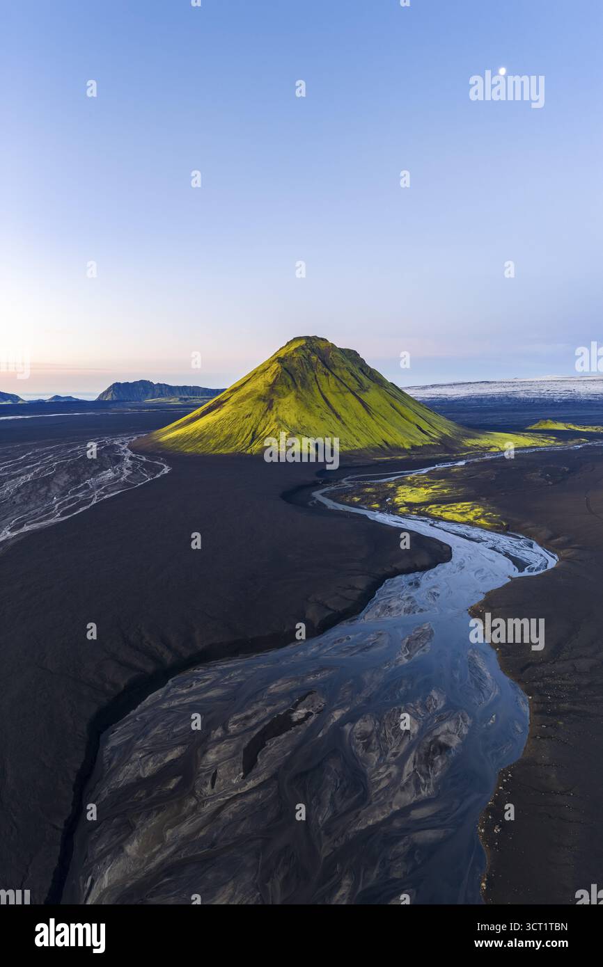 Moosbedeckter Berg Maelifell, Maelifell, hinter dem Gletscher Myrdalsjoekull, isländisches Hochland, Island Stockfoto