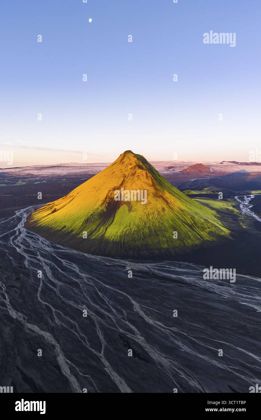 Moosbedeckter Berg Maelifell, Maelifell, hinter dem Gletscher Myrdalsjoekull, isländisches Hochland, Island Stockfoto