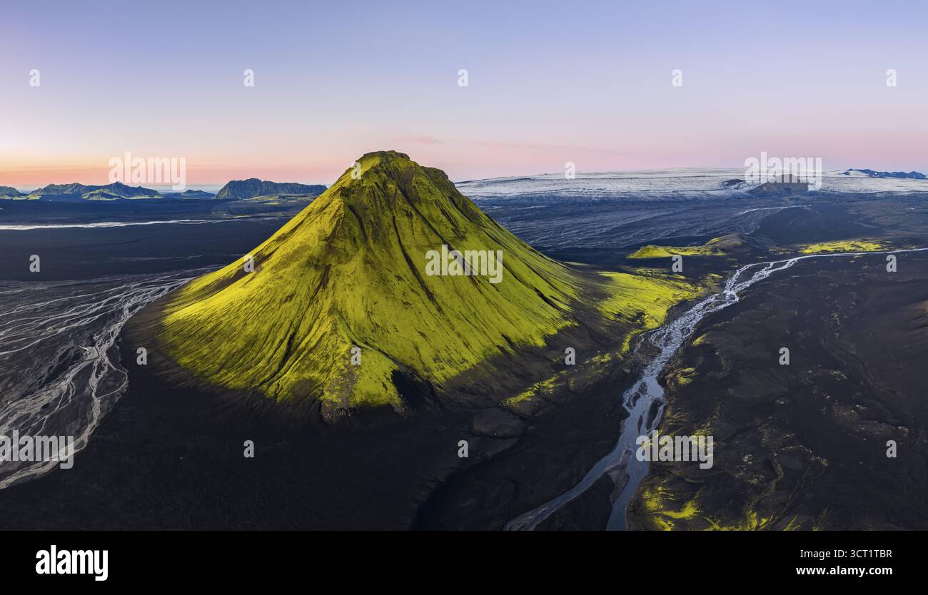 Moosbedeckter Berg Maelifell, Maelifell, hinter dem Gletscher Myrdalsjoekull, isländisches Hochland, Island Stockfoto