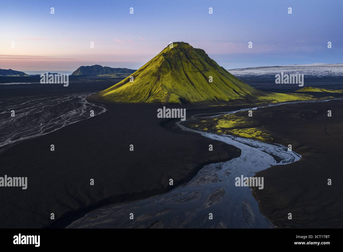 Moosbedeckter Berg Maelifell, Maelifell, hinter dem Gletscher Myrdalsjoekull, isländisches Hochland, Island Stockfoto
