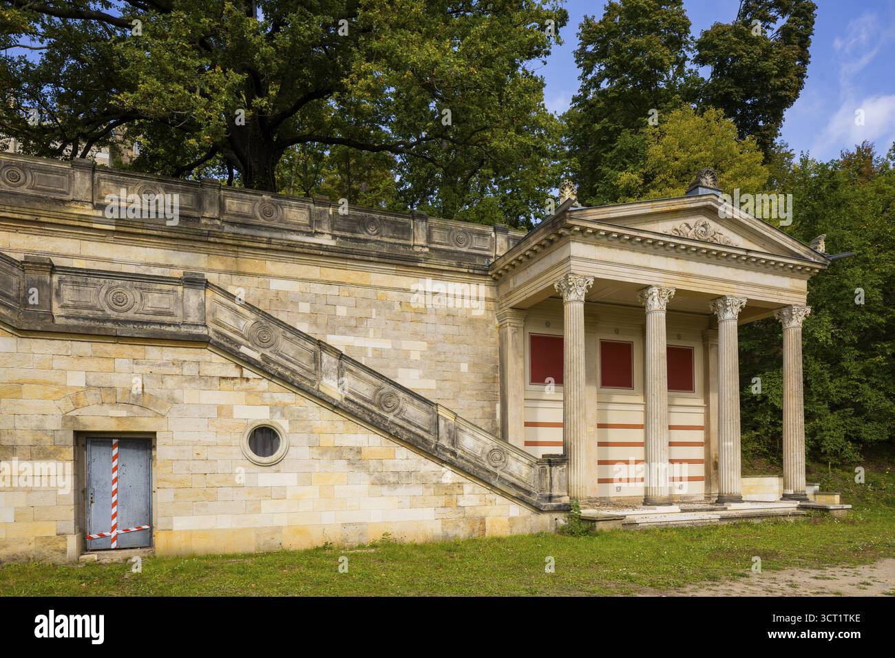 Baustelle im Park von Schloss Albrechtsberg. Die Renovierung der baufälligen römischen Bäder wird fortgesetzt, Dresden, Sachsen Stockfoto