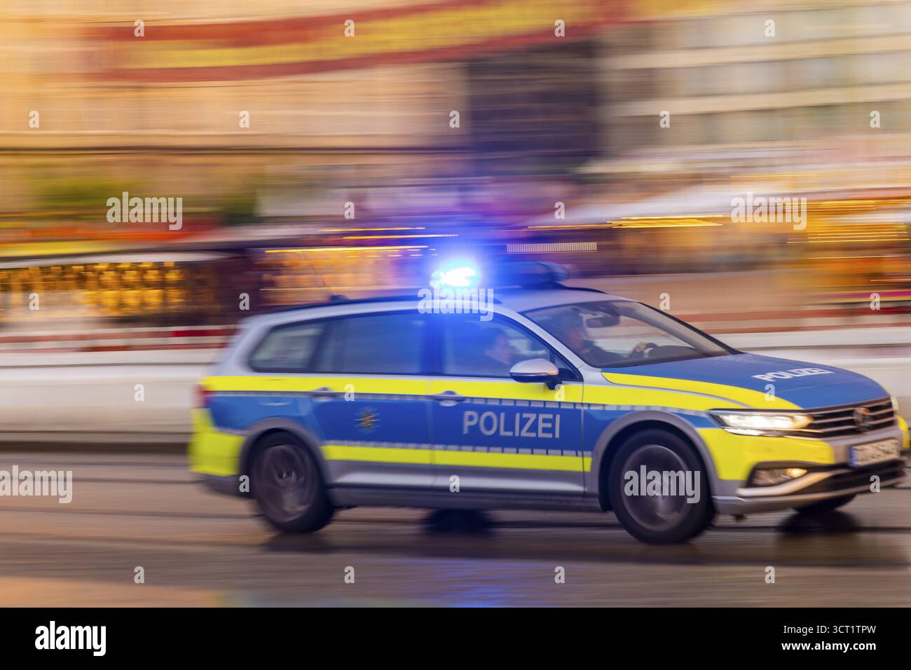 Ein Polizeiauto auf einer Notfahrt auf der Wilsdruffer Straße am Altmarkt mit blinkenden blauen Lichtern, Dresden, Sachsen, Deutschland Stockfoto