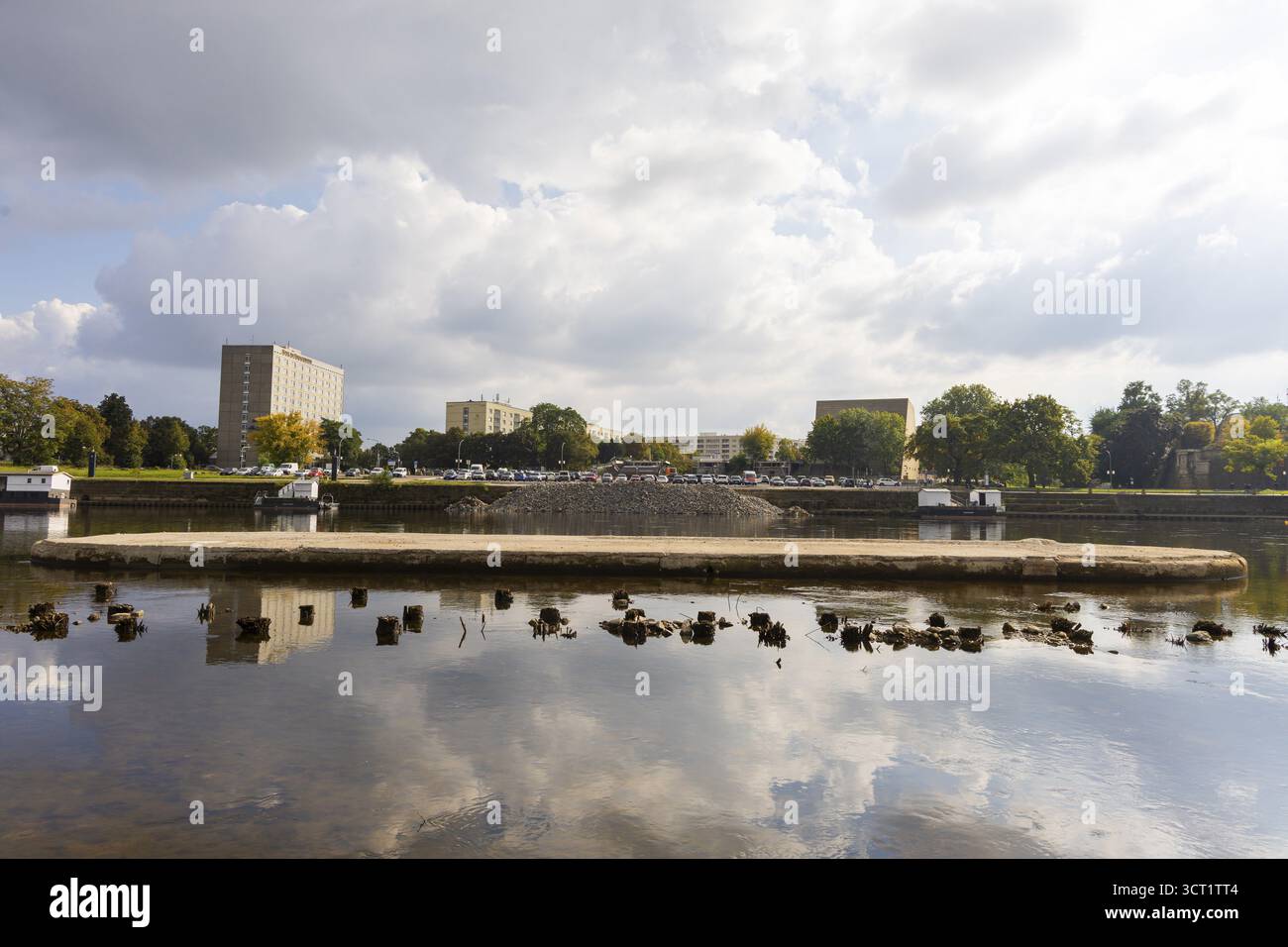 Standort der abgerissenen Carola-Brücke am Elbufer. Nur die Fundamente der alten Säule und die Holzpfähle der vorherigen Brücke sind konstant Stockfoto