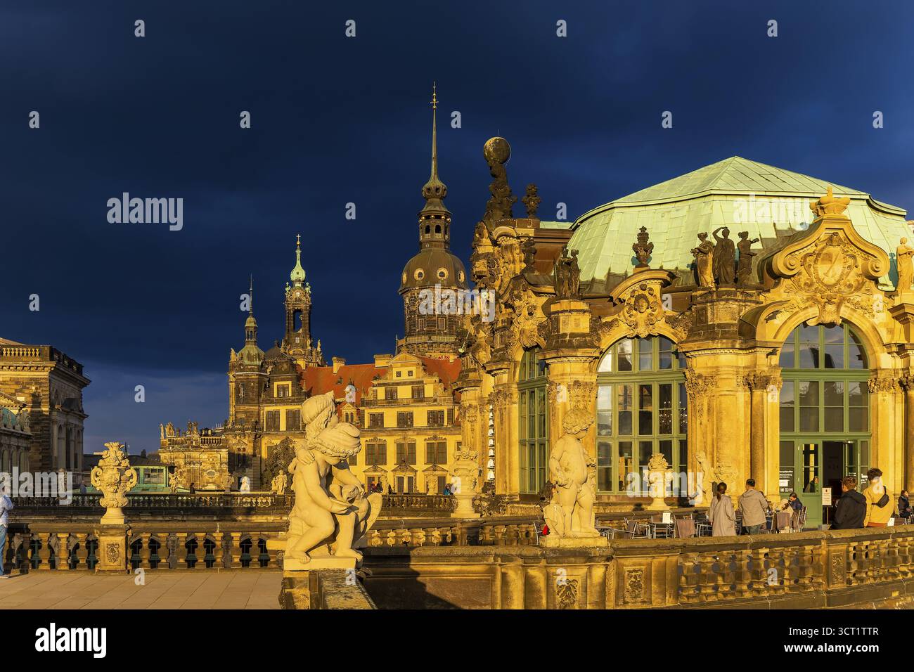 Glockenspielpavillon des Zwinger- und Residenzschlosses im Abendlicht vor einem dunklen Regenhimmel, Dresden, Sachsen, Deutschland Stockfoto