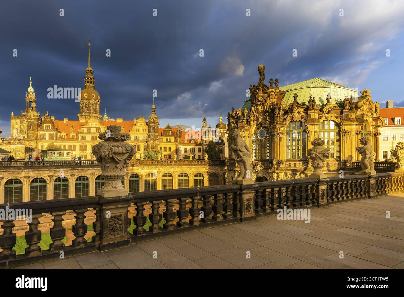 Glockenspielpavillon des Zwinger- und Residenzschlosses im Abendlicht vor einem dunklen Regenhimmel, Dresden, Sachsen, Deutschland Stockfoto