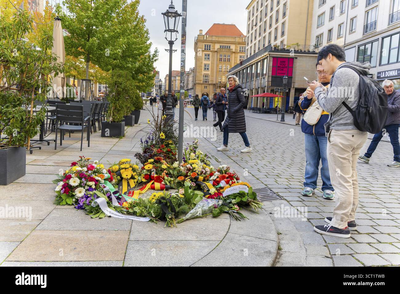 Fünf Jahre nach dem islamistisch motivierten Messerangriff auf zwei schwule Männer in Dresden wurde eine Gedenktafel enthüllt. Die Gedenkstätte wird der gedenken Stockfoto