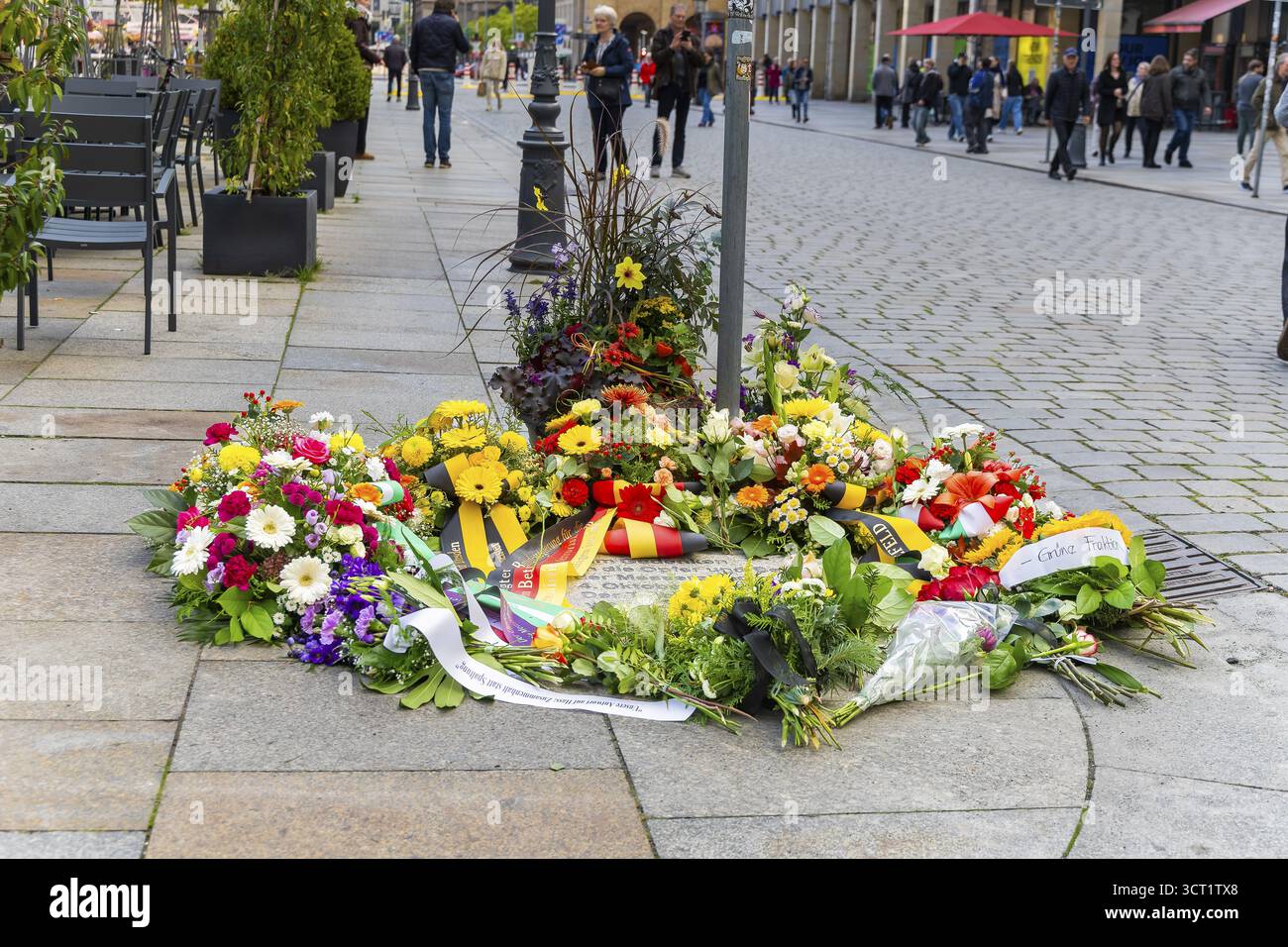 Fünf Jahre nach dem islamistisch motivierten Messerangriff auf zwei schwule Männer in Dresden wurde eine Gedenktafel enthüllt. Die Gedenkstätte wird der gedenken Stockfoto