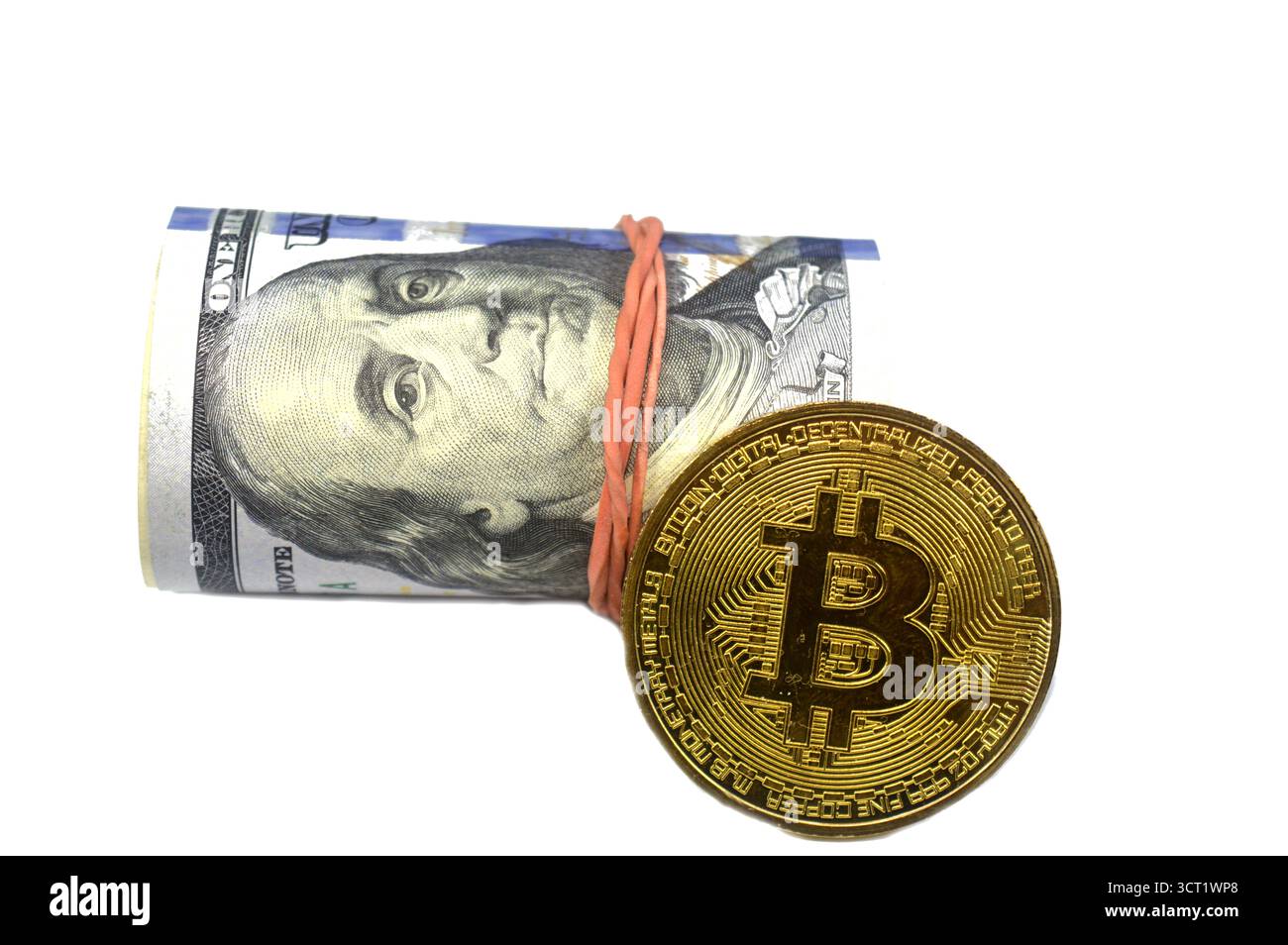 Bitcoin BTC physische goldene Münze und 100 USD 100 US-Dollar-Banknoten  Bargeldscheine mit einem Gummiband zusammengerollt, enthält Benjamin F  Stockfotografie - Alamy