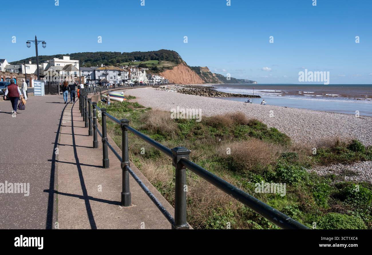 Ein Blick auf Sidmouth, Devon an der Südküste Englands mit seinen roten Sandsteinklippen und dem Küstenwanderweg. Stockfoto