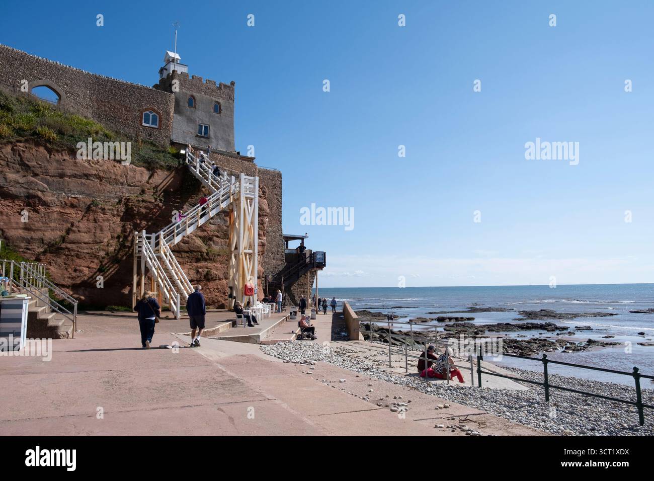 Die roten Sandsteinklippen in Sidmouth, Devon, England und die berühmte Jacobs Ladder, die vom Fuß der Klippen zu den Connaught Gardens führt. Stockfoto
