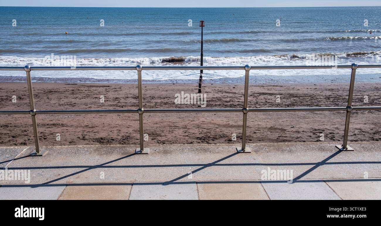 Schatten, die von Geländern auf der Promenade in Teignmouth, Devon, England, geworfen werden. Stockfoto