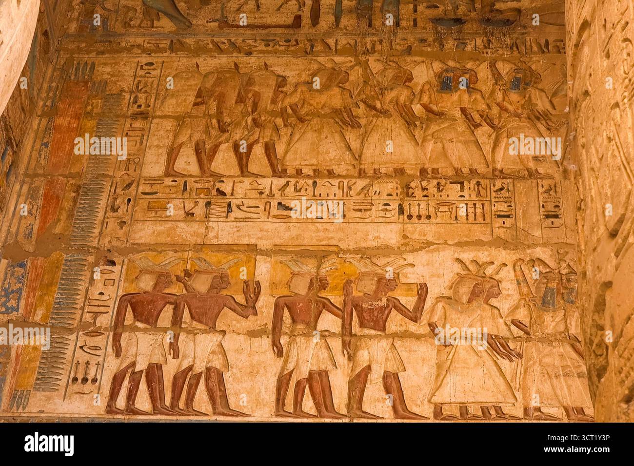 Ägyptischen Hieroglyphen und Zeichnungen an den Wänden und Säulen. Ägyptische Sprache, das Leben der antiken Götter und Menschen in Hieroglyphen und Zeichnungen Stockfoto