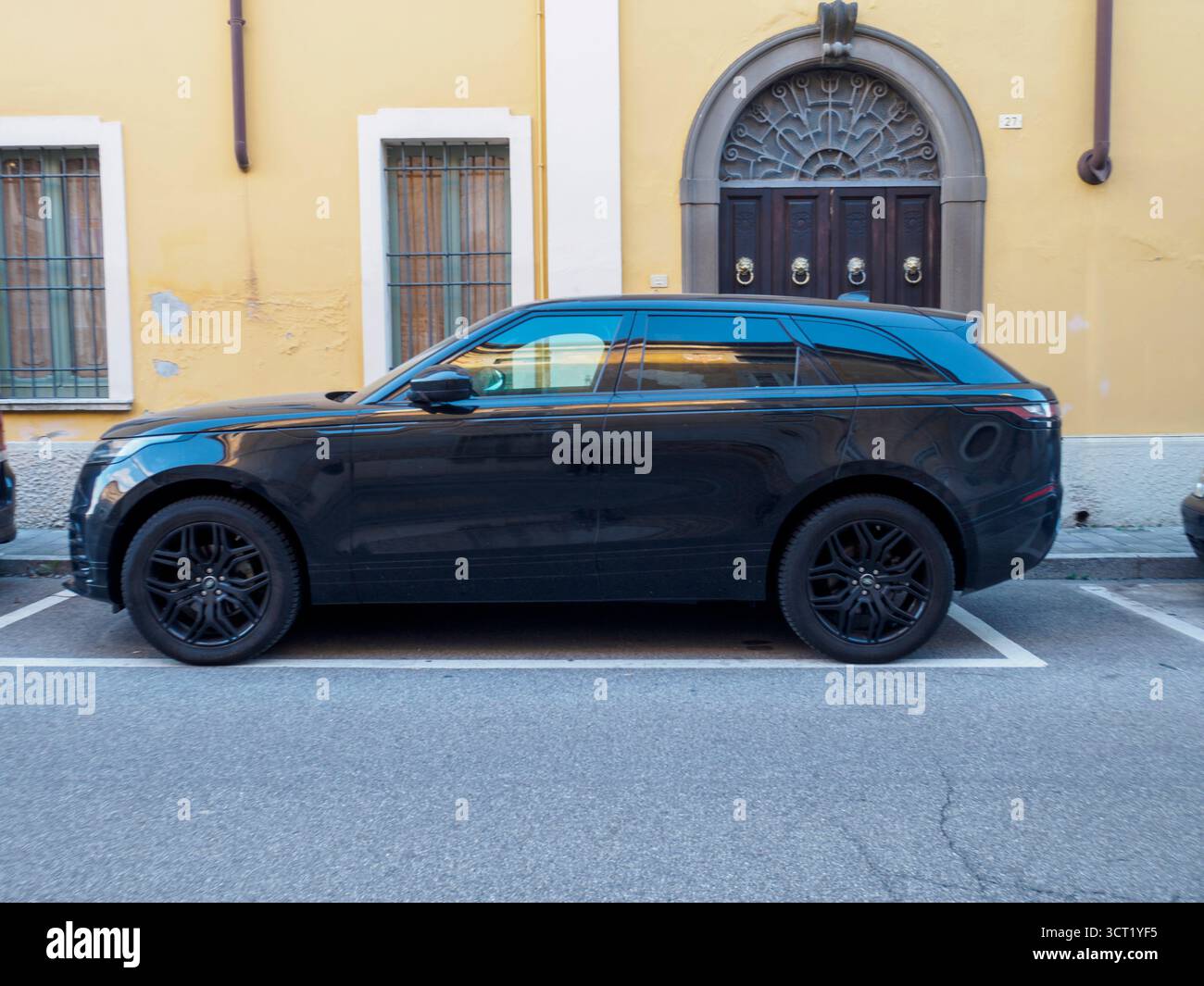 Canneto sul Oglio, Italien 22. September 2025 der elegante schwarze Range Rover Velar D240 SUV aus dem Jahr 2020, der von einem Euro 6-Dieselmotor angetrieben wird, kann in geparktem Zustand gesehen werden Stockfoto Canneto sul Oglio, Italien 22. September 2025 der elegante schwarze Range Rover Velar D240 SUV aus dem Jahr 2020, der von einem Euro 6-Dieselmotor angetrieben wird, kann in geparktem Zustand gesehen werden Stockfoto