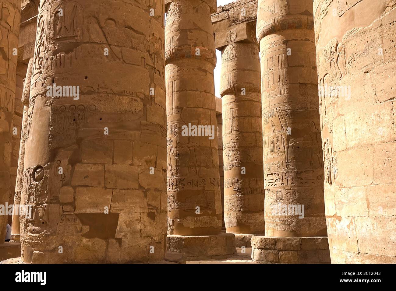 Ägyptischen Hieroglyphen und Zeichnungen an den Wänden und Säulen. Ägyptische Sprache, das Leben der antiken Götter und Menschen in Hieroglyphen und Zeichnungen Stockfoto