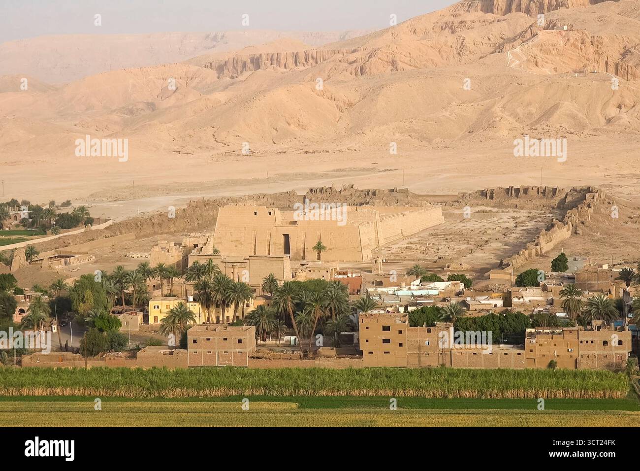 Einen Blick aus der Vogelperspektive auf die alten ägyptischen Sehenswürdigkeiten und Gelände Stockfoto