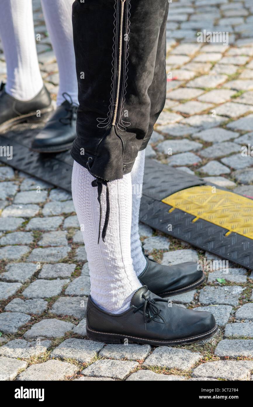 Männer in traditionellen Lederhosen und weißen Socken auf einem Festival in Österreich Stockfoto