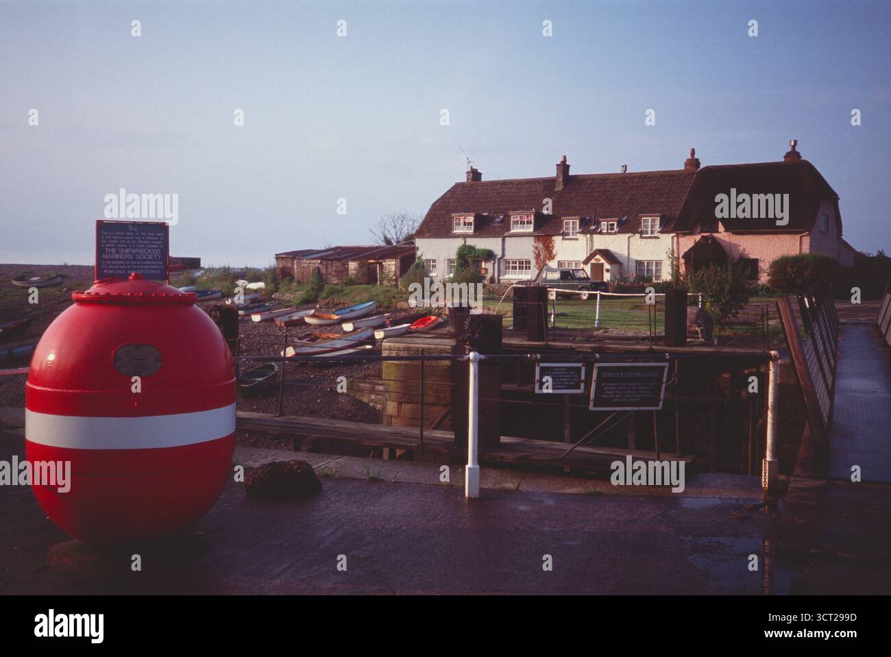 Vereinigtes Königreich. England. Somerset. Porlock. Cottages & Boote bei Ebbe mit unbewaffneter Marineminenanzeige. Stockfoto