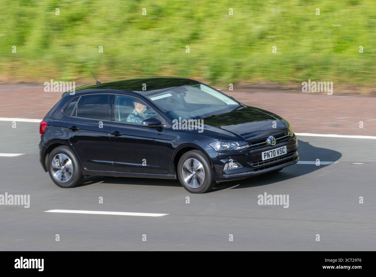 2020 Black VW Volkswagen Polo Match TSI 95 Start/Stop Hatchback Car Benzin 999 ccm; Fahrt auf der Autobahn M61 in Manchester, Großbritannien Stockfoto