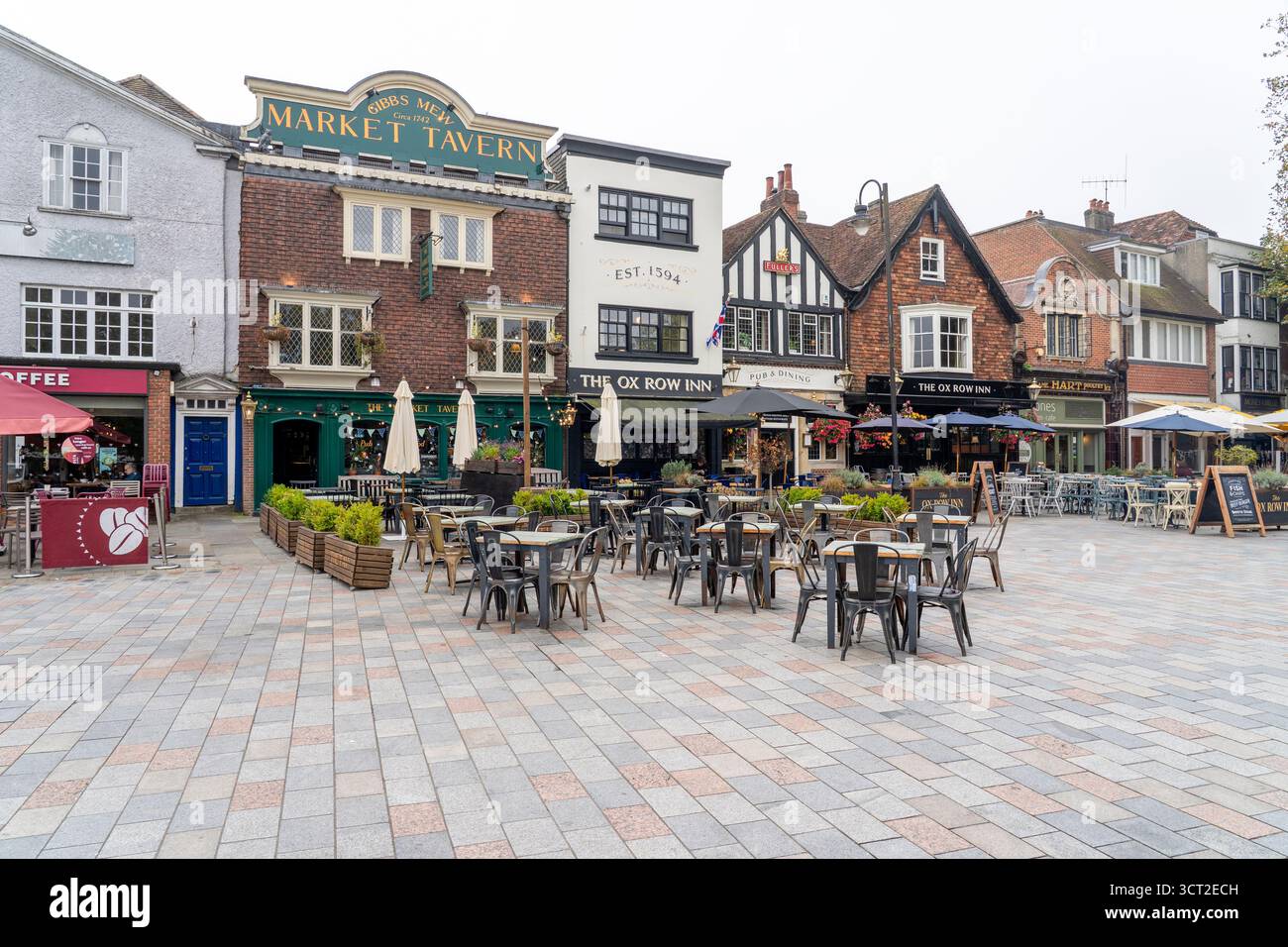 Leere Tische und Stühle vor einem Pub Stockfoto