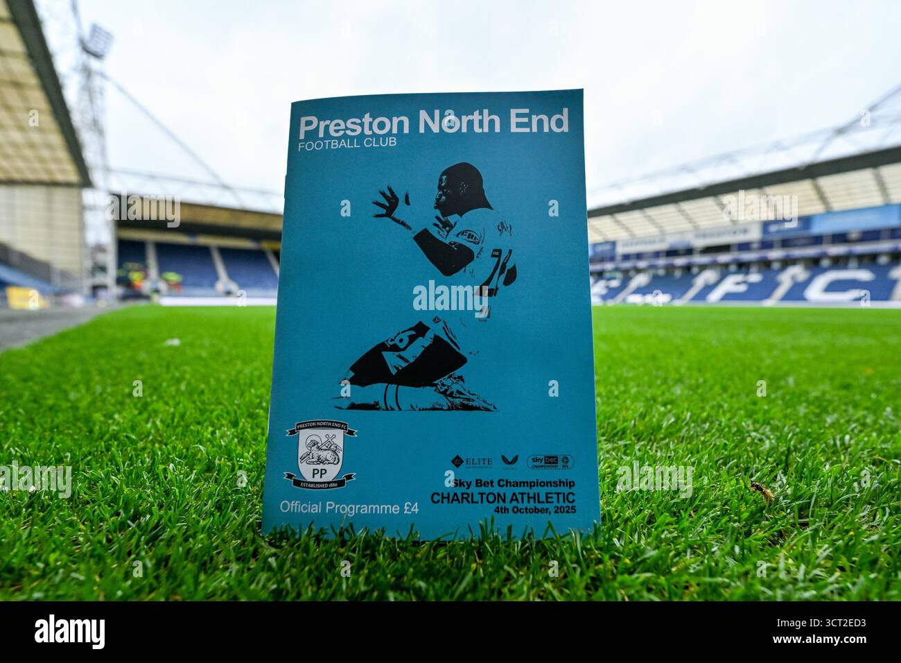 Spieltag-Programm mit Thierry Small von Preston North End auf dem Cover während des Sky Bet Championship Match Preston North End gegen Charlton Athletic in Deepdale, Preston, Großbritannien, 4. Oktober 2025 (Foto: Adam Gee/News Images) Credit: News Images LTD/Alamy Live News Stockfoto