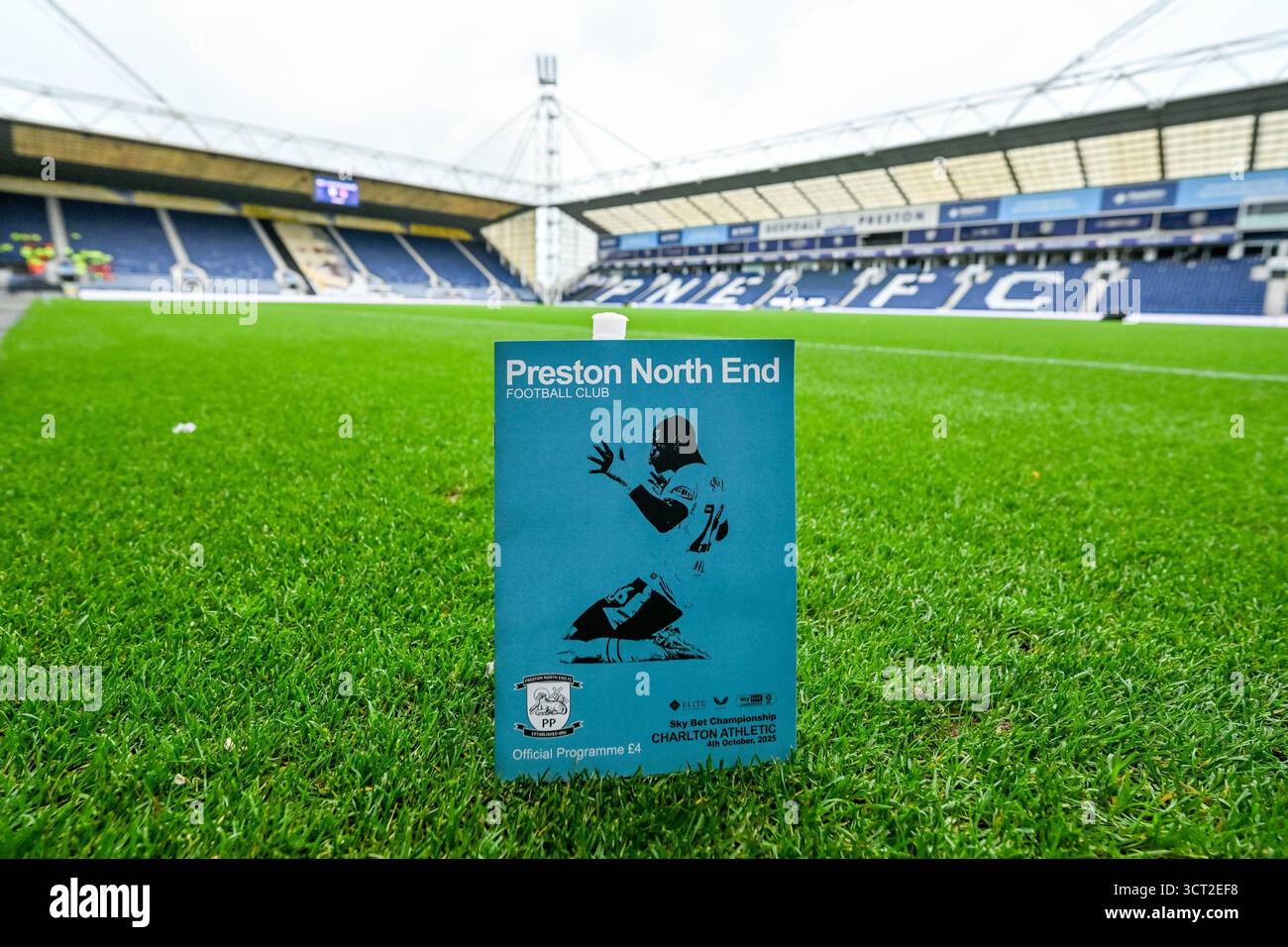 Spieltag-Programm mit Thierry Small von Preston North End auf dem Cover während des Sky Bet Championship Match Preston North End gegen Charlton Athletic in Deepdale, Preston, Großbritannien, 4. Oktober 2025 (Foto: Adam Gee/News Images) Credit: News Images LTD/Alamy Live News Stockfoto