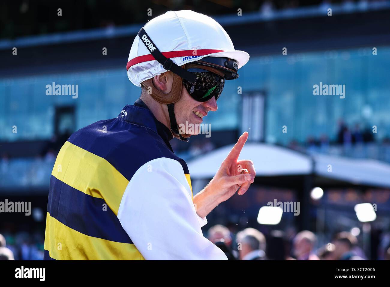 Oktober 2025, Royal Randwick, Sydney, New South Wales, Australien; TAB Epsom Horse Racing; Melbourne Storm Mile, Regan Bayliss, zeigt Anerkennung für den Sieg des Rennens Stockfoto