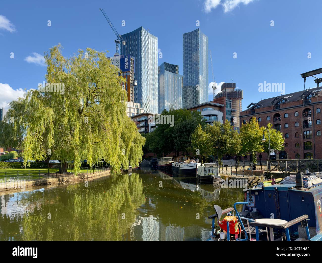 Castlefield Basin und River Medlock mit Türmen des Deansgate Square Complex im Hintergrund im Stadtzentrum von Manchester Stockfoto