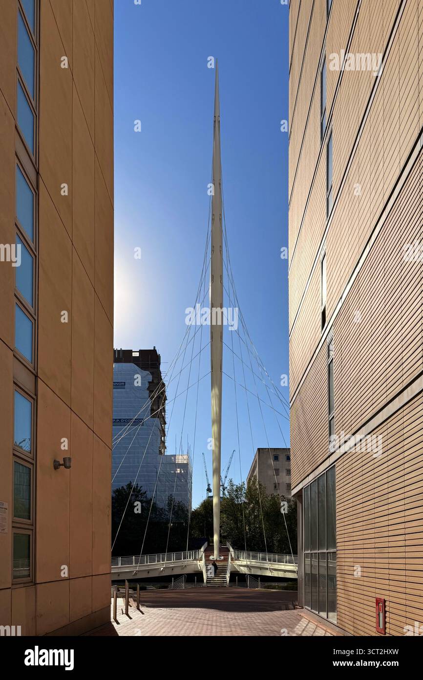 Trinity Hängebrücke mit Sonnenlicht vor einem leuchtend blauen Himmel, vom Clermont Ferrand Square im Stadtzentrum von Manchester Stockfoto