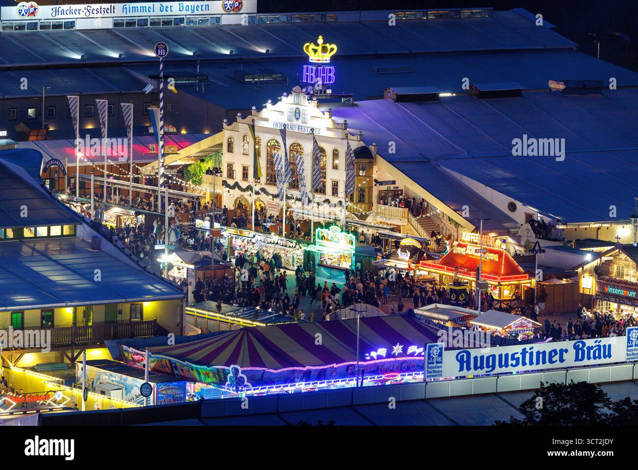 02. Oktober 2025, Bayern, München: Zahlreiche Besucher und das Festzelt der Hofbräu-Brauerei (Hofbräu Festzelt) sind beim Oktoberfest auf der Theresienwiese in München (Bayern) am 2. Oktober 2025 zu sehen, während im Vordergrund die Worte „Take a ratet, Drink Spaten“ zu lesen sind. Die sogenannte Wiesn auf dem Oktoberfestgelände ist das größte Volksfest der Welt und dauert rund zwei Wochen, bei dem Millionen Menschen mit bayerischer Musik, Fahrgeschäften, Trachten wie Dirndl und Lederhosen und Bier feiern. (Übersicht, Vogelperspektive des Festivalgeländes, Symbolbild, Stockfoto