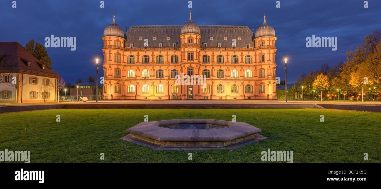 Karlsruhe, Deutschland - 25. Oktober 2020: Schloss Gottesaue in Karlsruhe erstrahlt im Abendlicht und zeigt seine Renaissance-Architektur Stockfoto