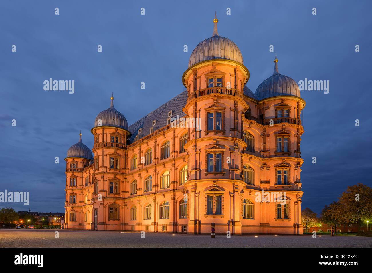 Karlsruhe, Deutschland - 25. Oktober 2020: Schloss Gottesaue in Karlsruhe erstrahlt im Abendlicht und zeigt seine Renaissance-Architektur Stockfoto