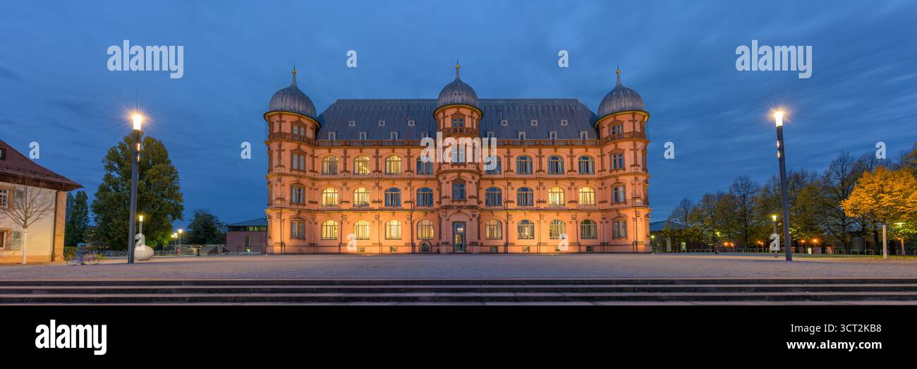 Karlsruhe, Deutschland - 25. Oktober 2020: Schloss Gottesaue in Karlsruhe erstrahlt im Abendlicht und zeigt seine Renaissance-Architektur Stockfoto