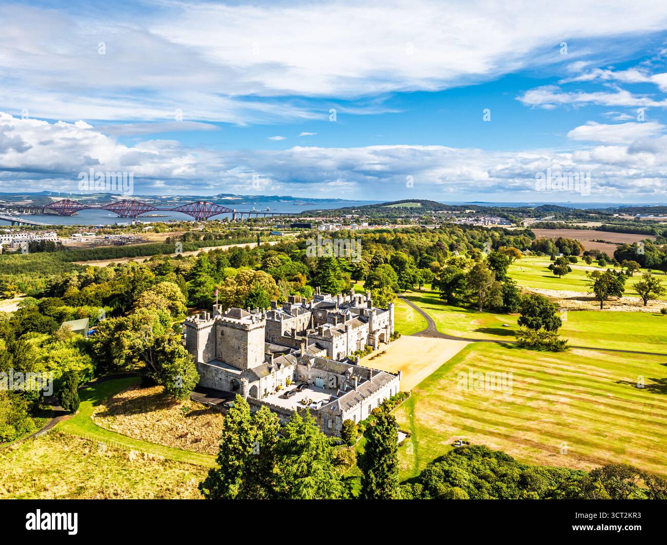 Dundas Castle über South Queensferry von einer Drohne aus, Edinburgh, Schottland, Großbritannien Stockfoto