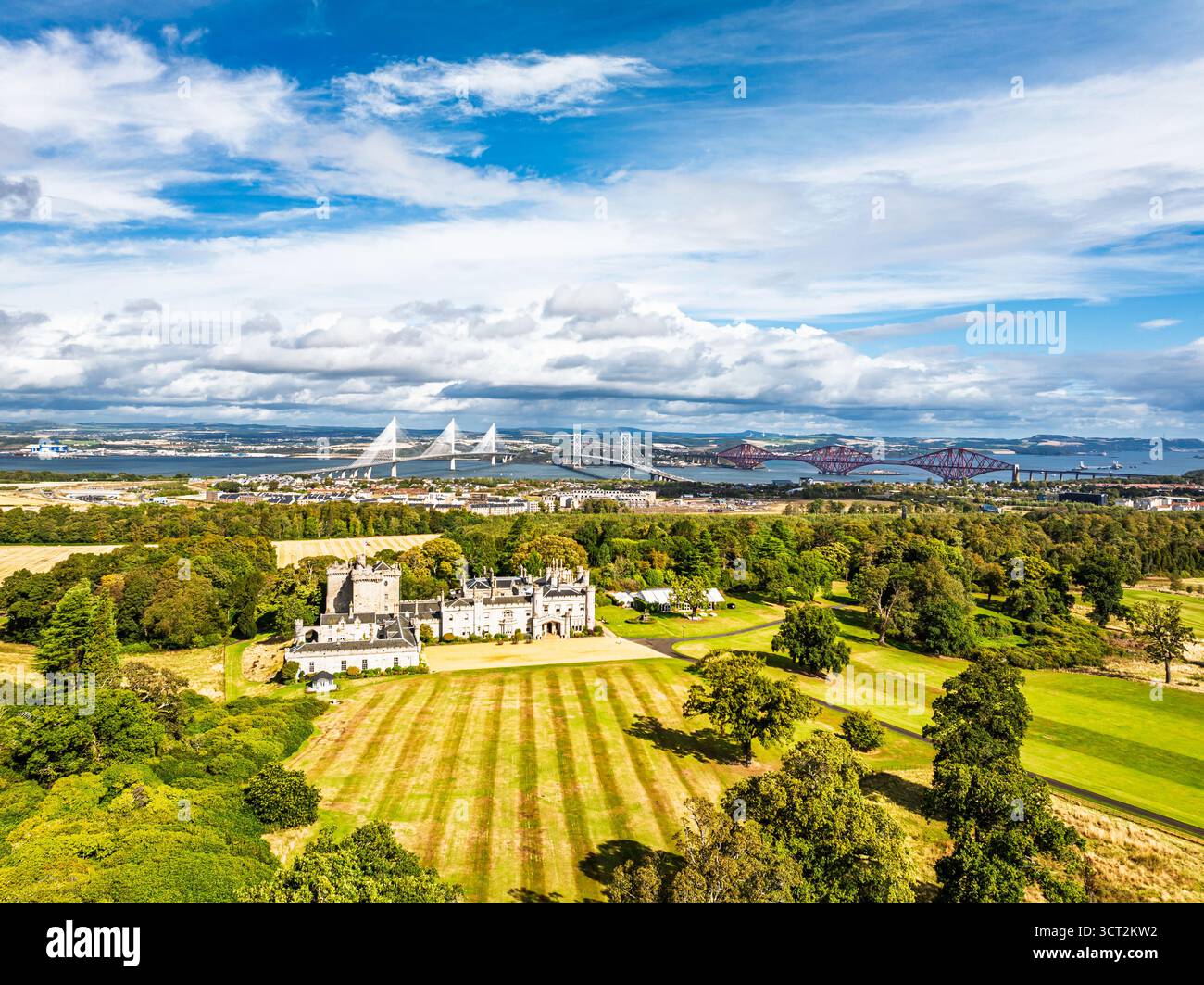 Dundas Castle über South Queensferry von einer Drohne aus, Edinburgh, Schottland, Großbritannien Stockfoto