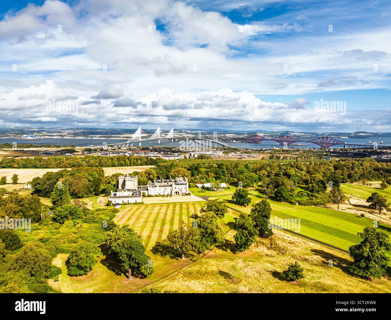Dundas Castle über South Queensferry von einer Drohne aus, Edinburgh, Schottland, Großbritannien Stockfoto
