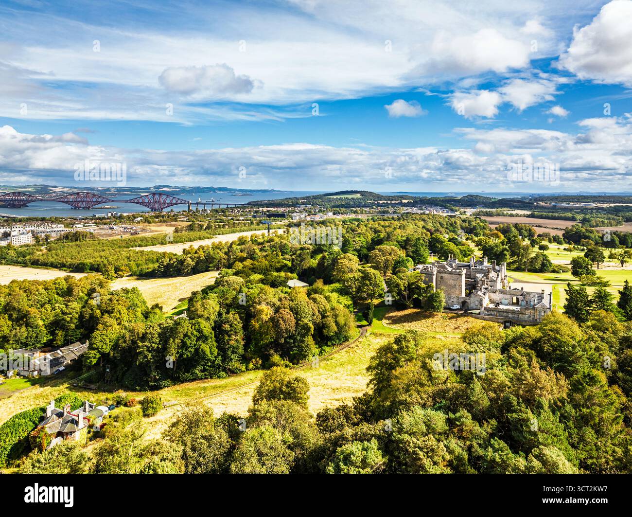Dundas Castle über South Queensferry von einer Drohne aus, Edinburgh, Schottland, Großbritannien Stockfoto