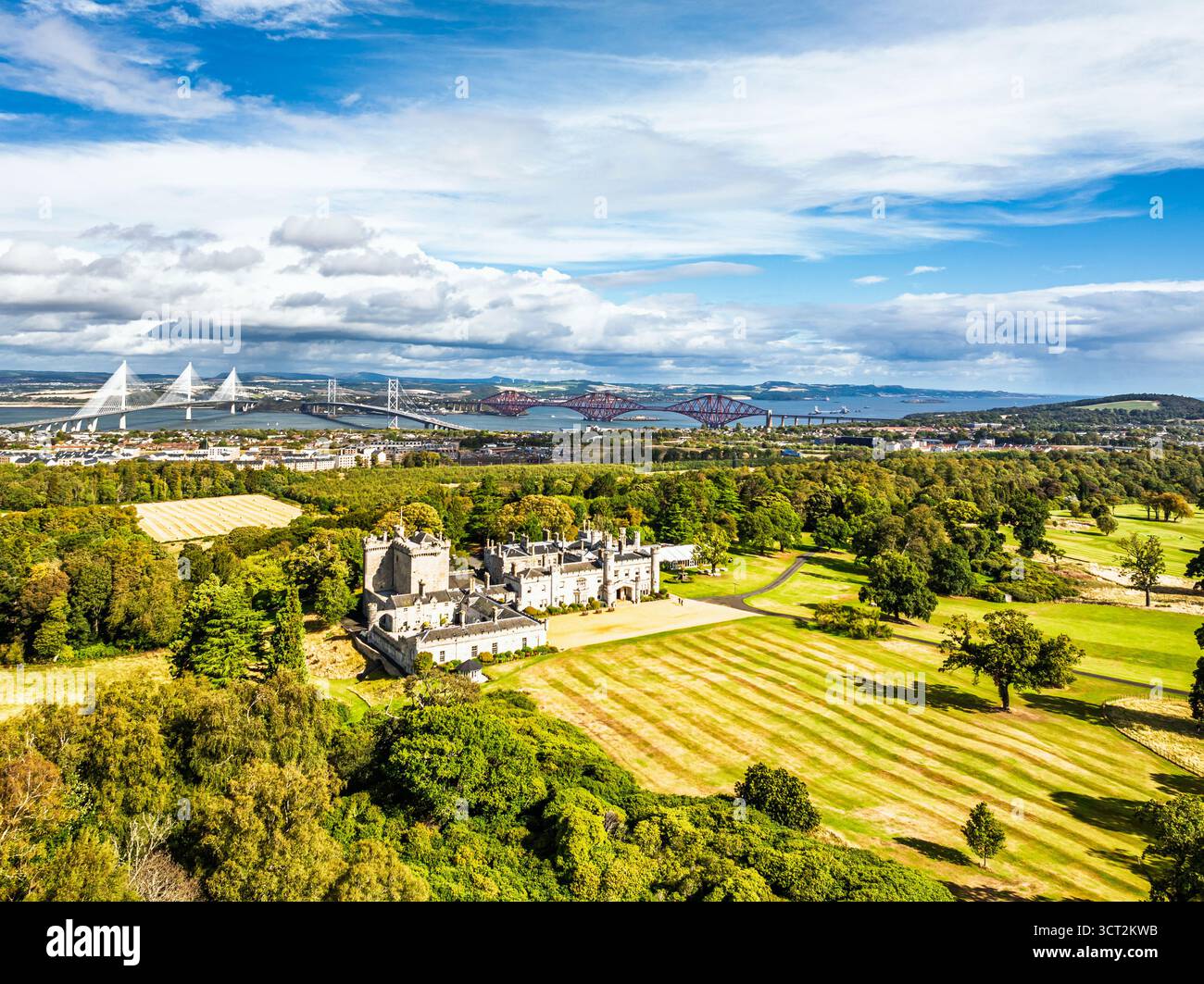 Dundas Castle über South Queensferry von einer Drohne aus, Edinburgh, Schottland, Großbritannien Stockfoto