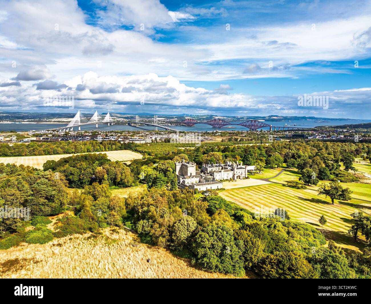 Dundas Castle über South Queensferry von einer Drohne aus, Edinburgh, Schottland, Großbritannien Stockfoto