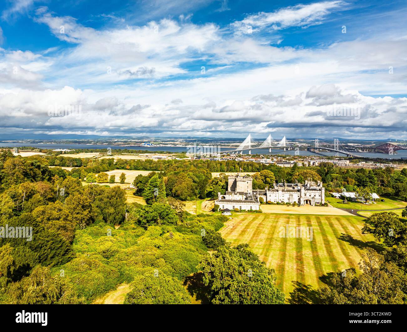 Dundas Castle über South Queensferry von einer Drohne aus, Edinburgh, Schottland, Großbritannien Stockfoto